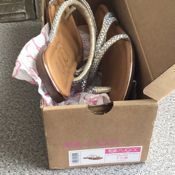 Toe-Ring Sandals - Picture 5 of 5